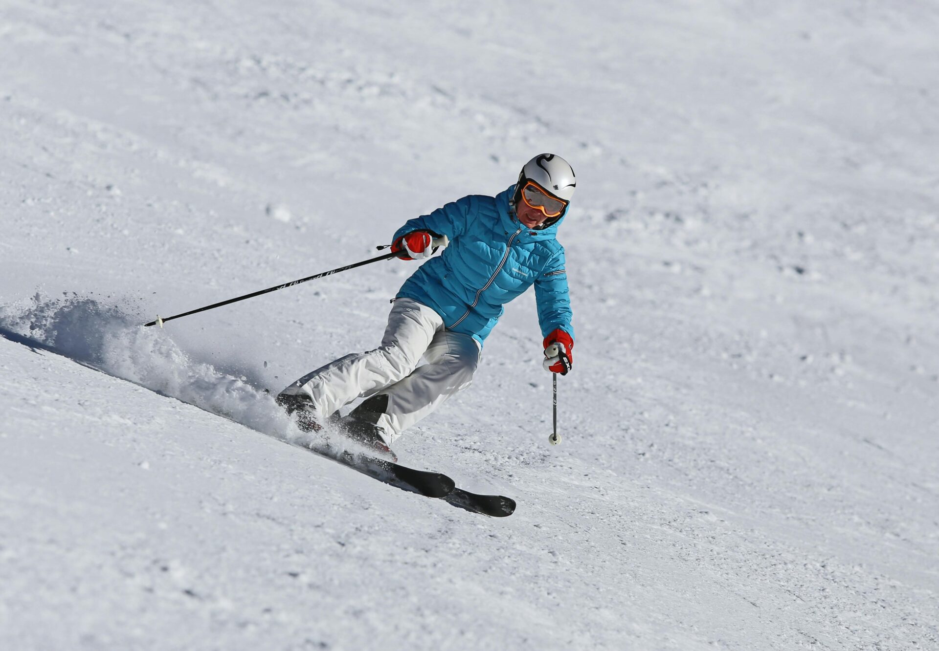 Skier with red gloves